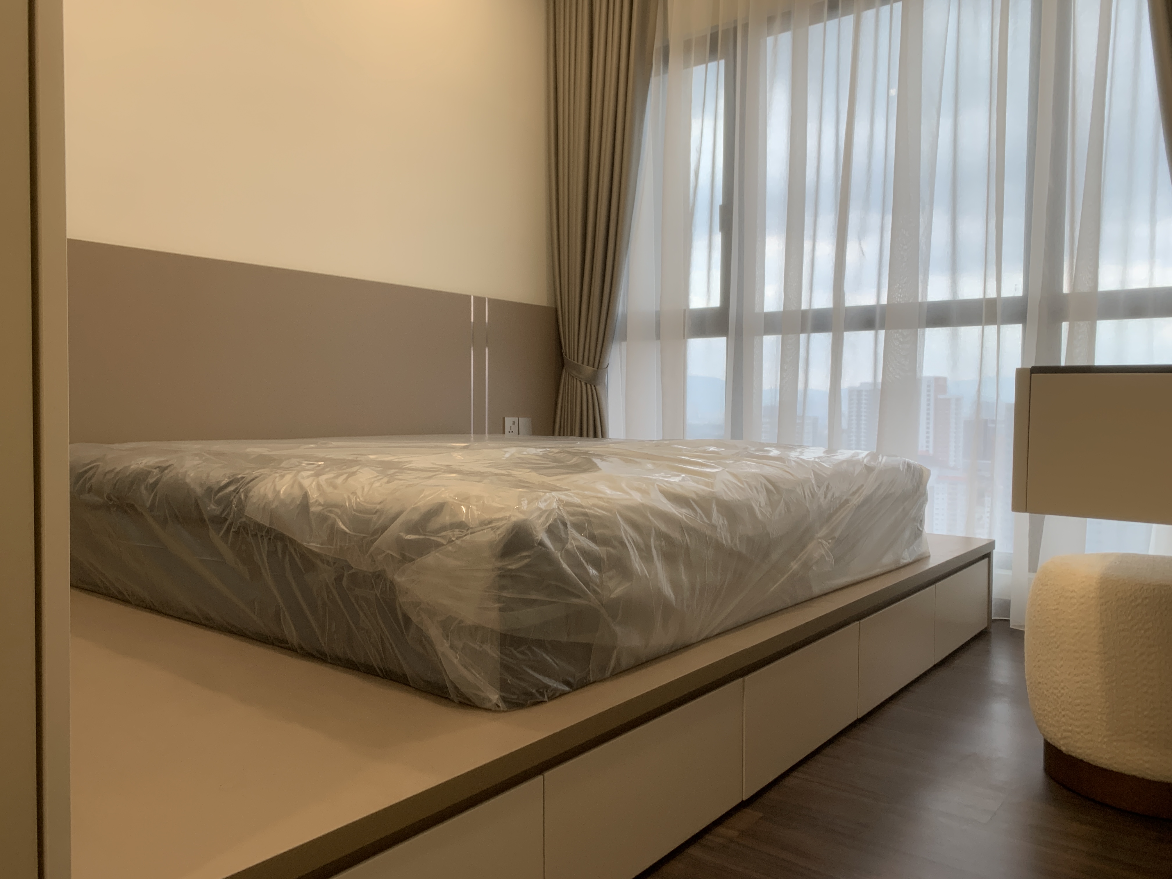 Duta Park platform bed with drawer storage