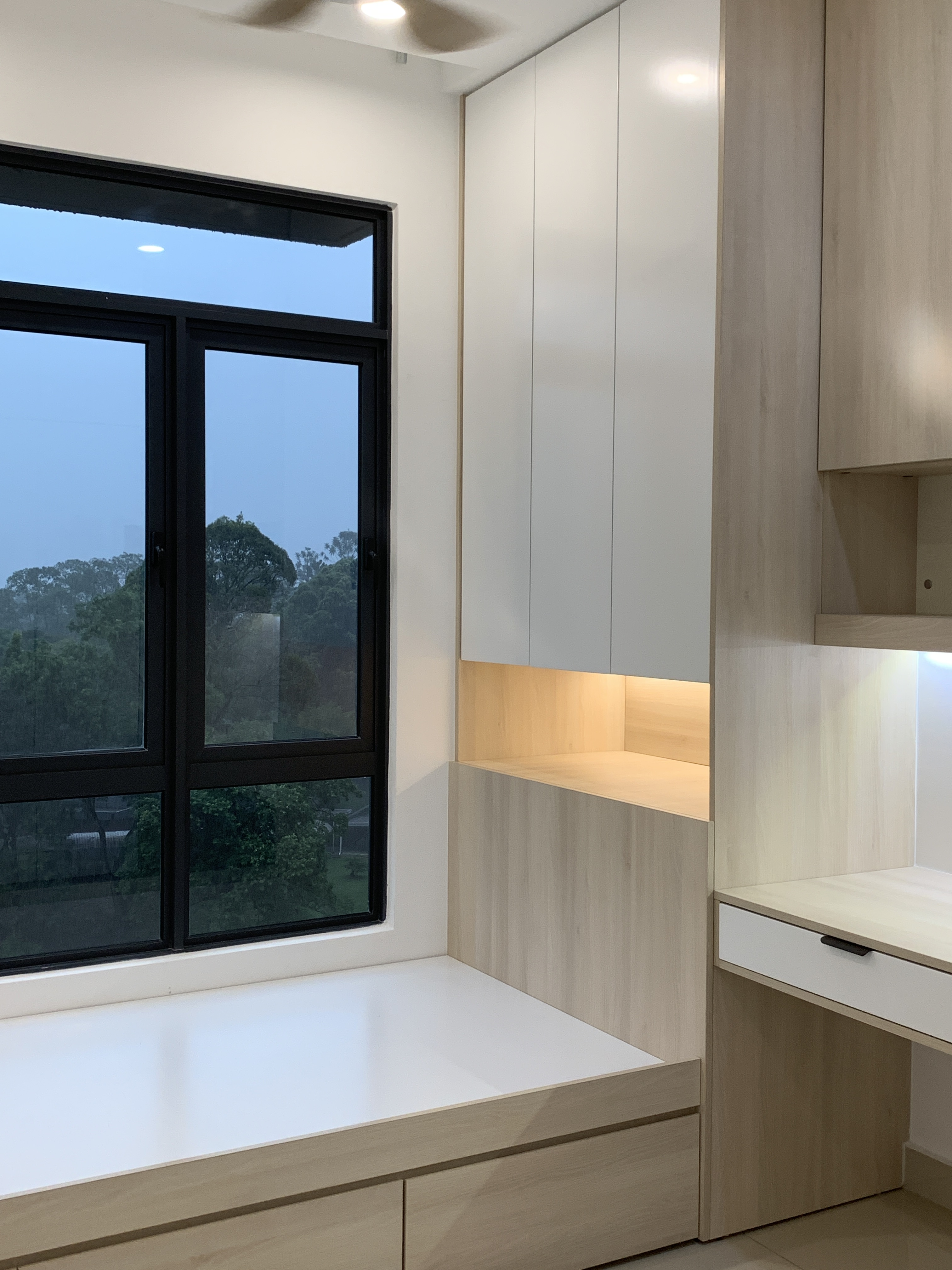 PV9 daughter room window seat and storage