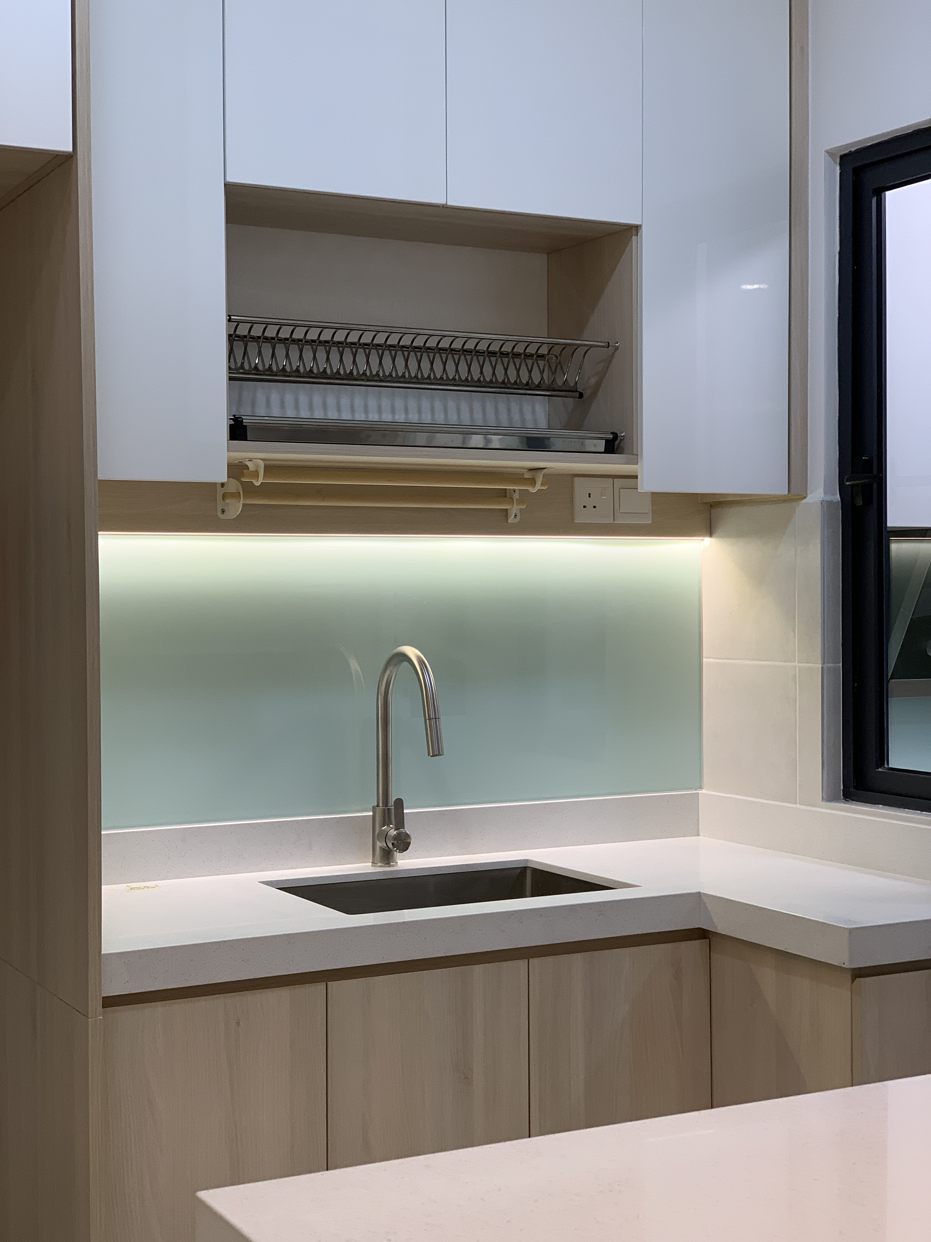 PV9 kitchen sink and dish storage